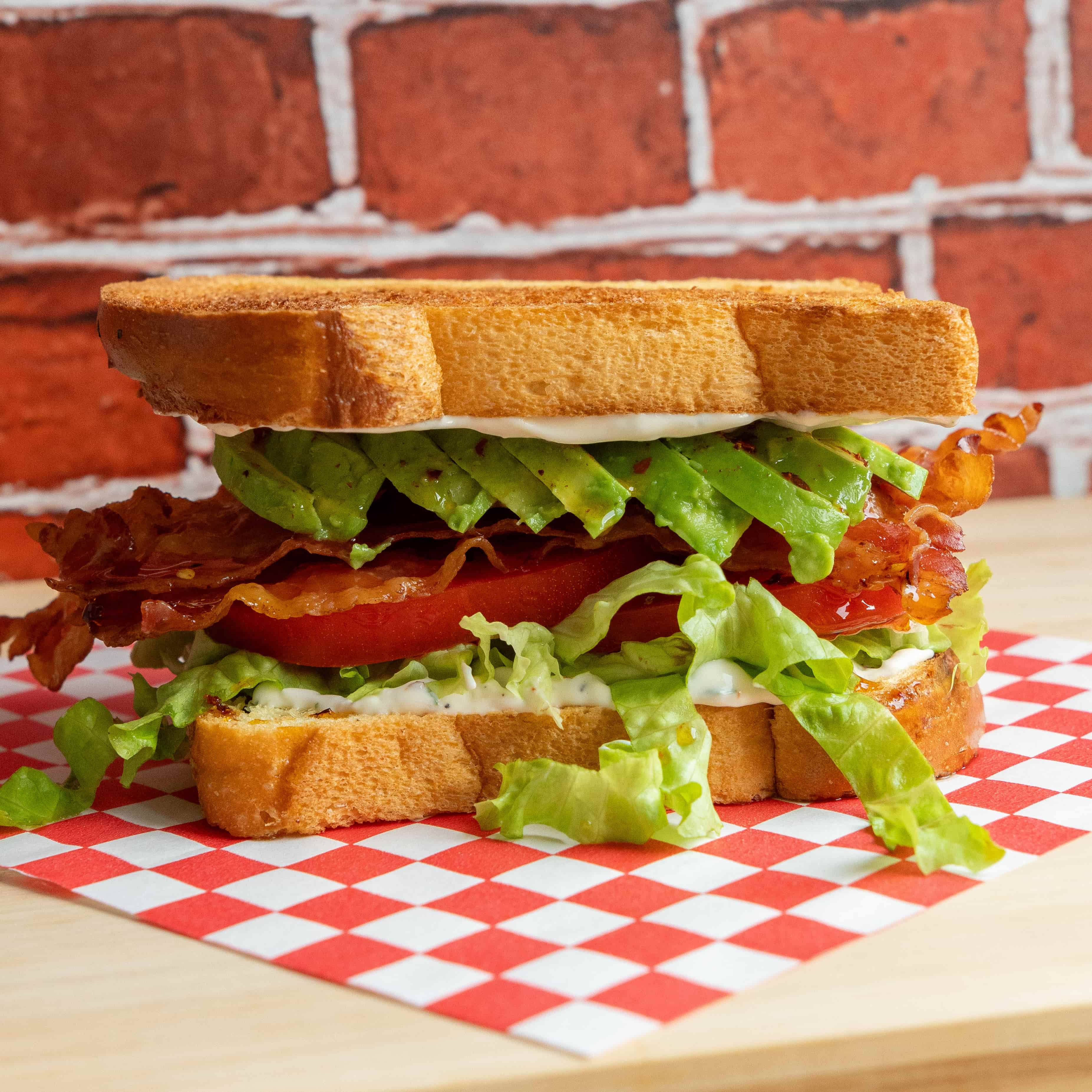 BLT + con avocado e maionese all'aglio