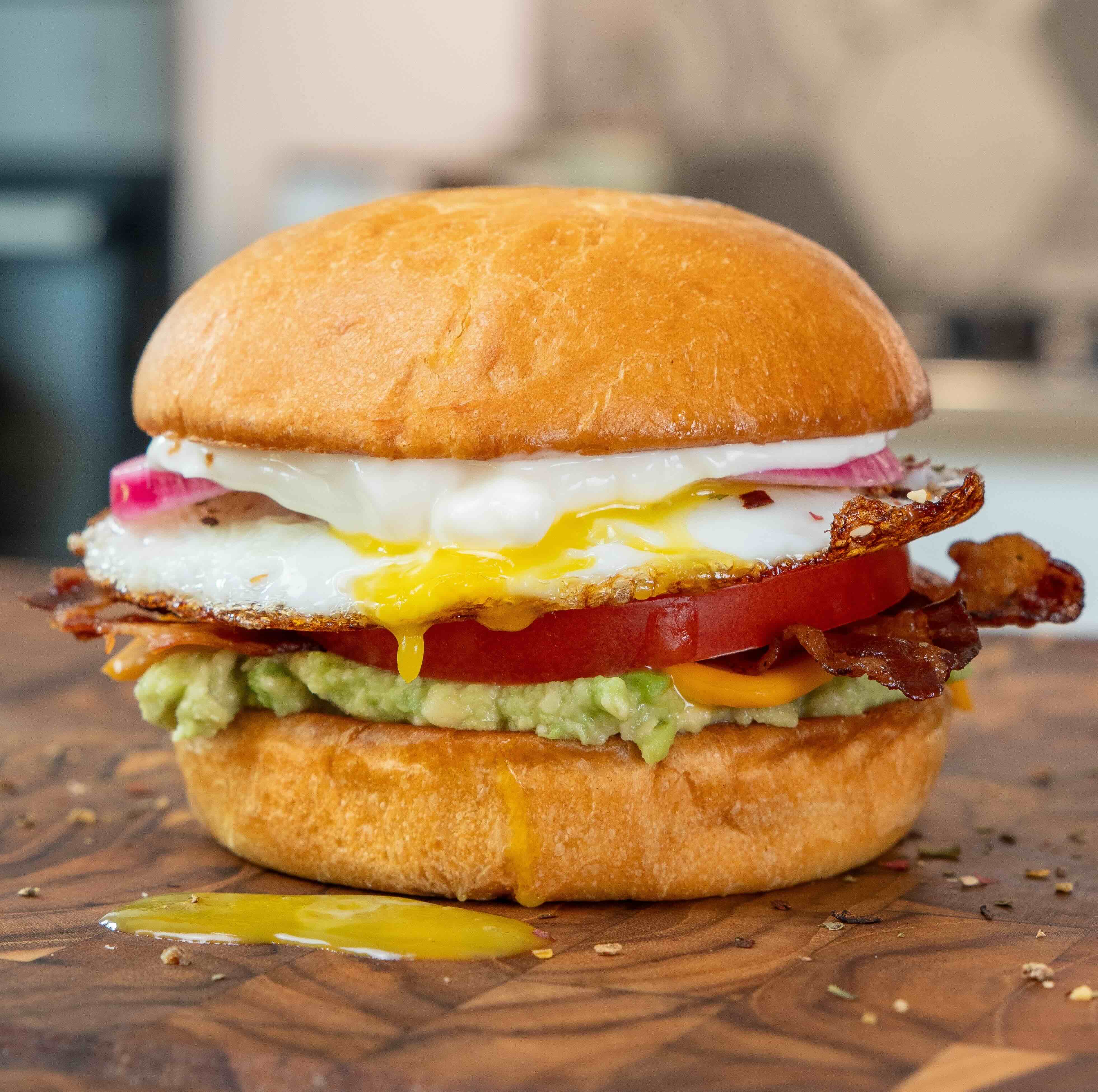Avocado burger con bacon e uova: amore al primo morso