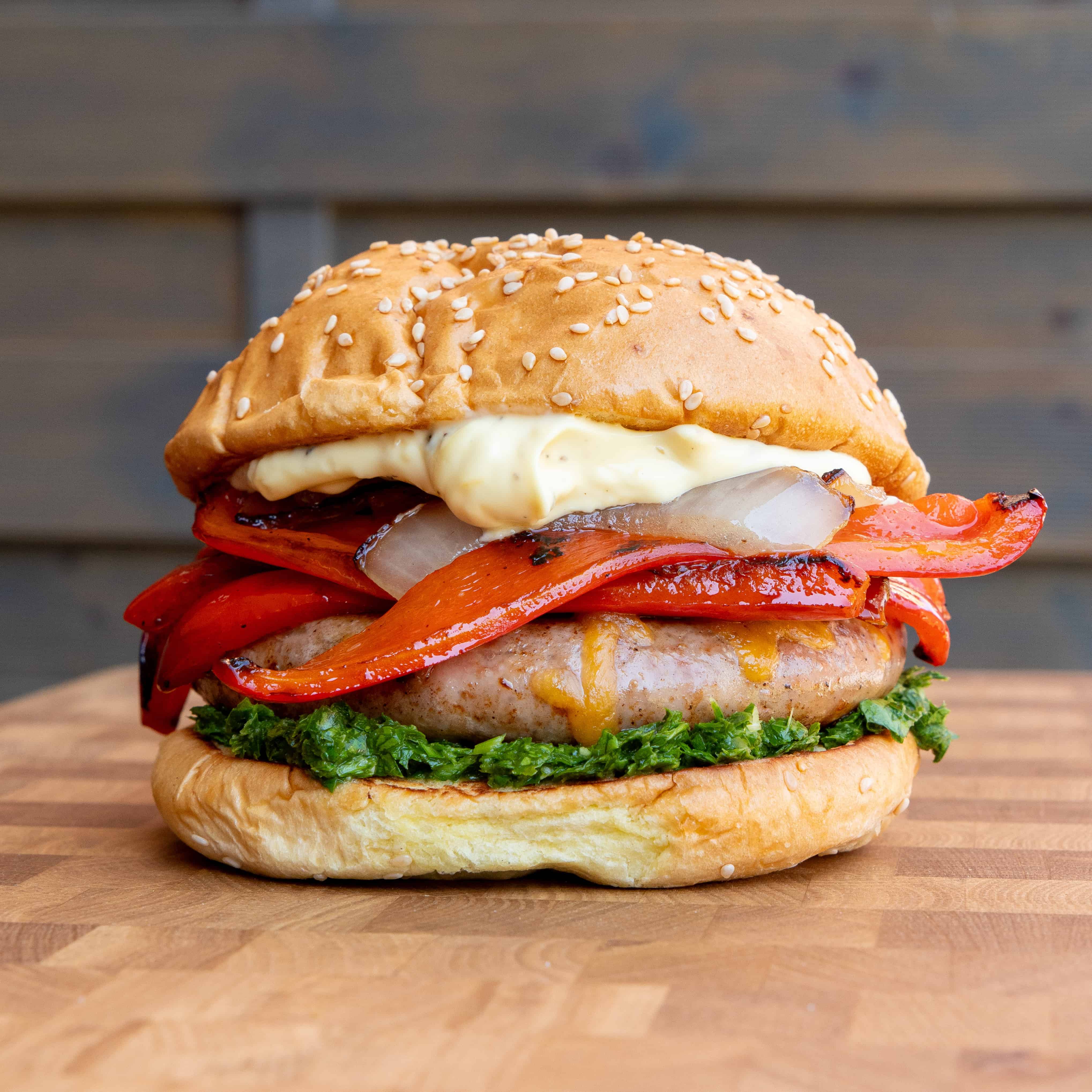 Panino salsiccia, cipolla, peperoni e salse fatte in casa